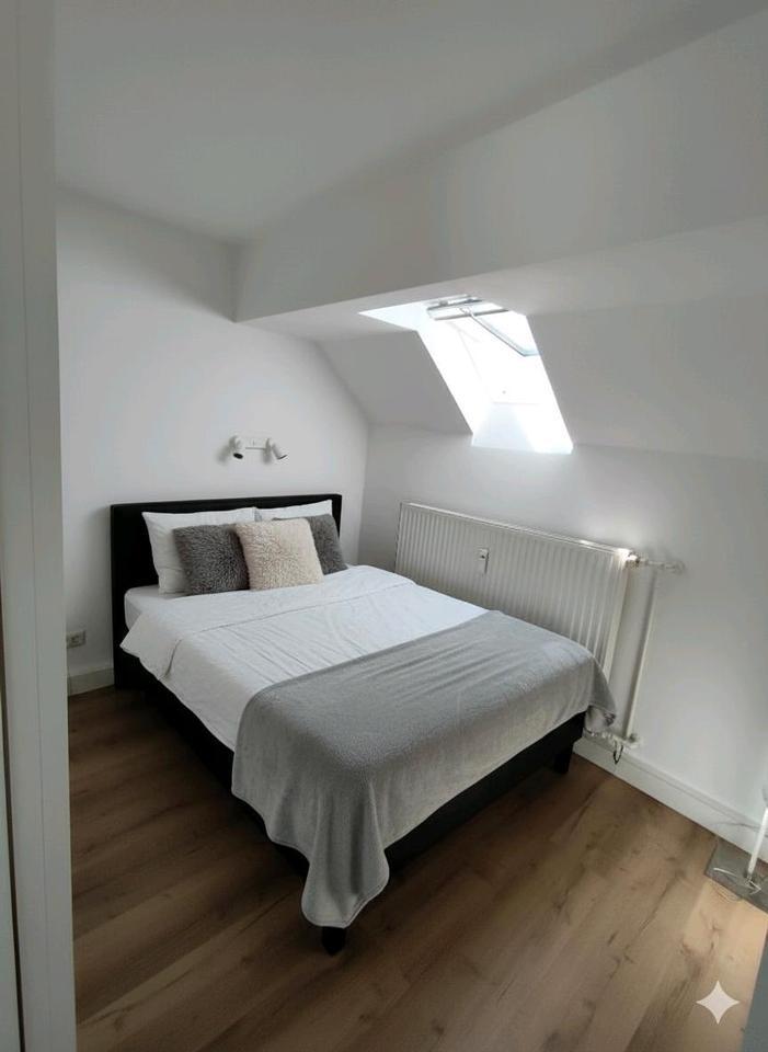 Moderne möblierte 2-Zimmer-DG-Wohnung mit Klimaanlage in Kürn!