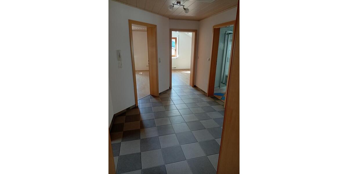 Helle, geräumige Dachgeschosswohnung mit 78 qm in Reichenbach 3 zimmer