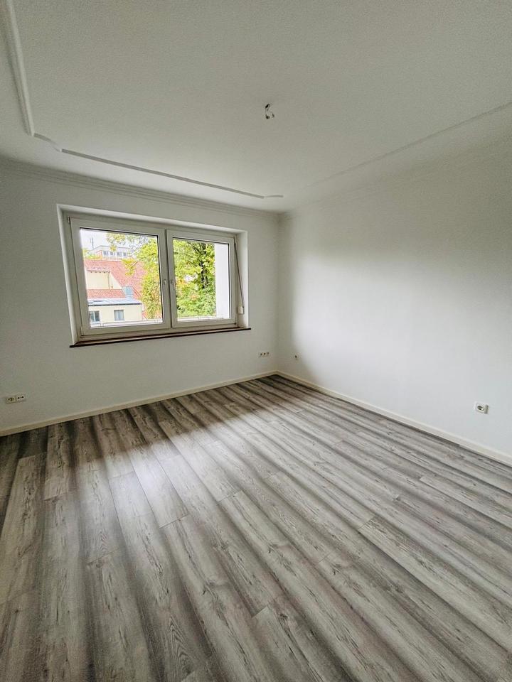 Erstbezug nach Renovierung - helle 2 Zimmer Wohnung mit Balkon