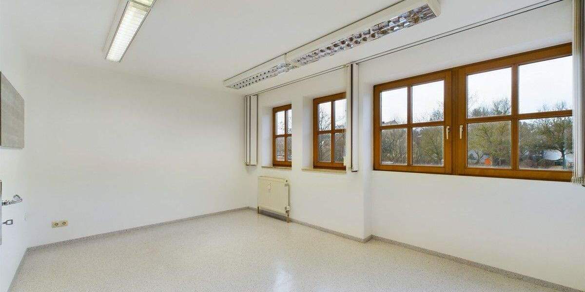 Gewerbeobjekt Nittendorf - 9 Zimmer, 169 m&sup2;, 1.495&euro; | Angebot:24740252