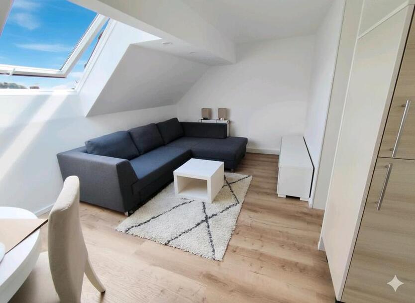 Moderne möblierte 2-Zimmer-DG-Wohnung mit Klimaanlage in Kürn!
