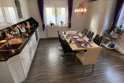 Tolles gepflegtes ZFH mit 2 Garagen, Carport und Garten ( 3. WHG möglich) 9 zimmer