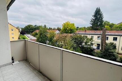 Erstbezug nach Renovierung - helle 2 Zimmer Wohnung mit Balkon