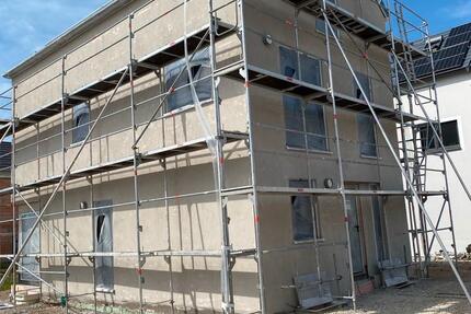 Helles, energieeffizientes, freistehendes Haus mit großem Garten