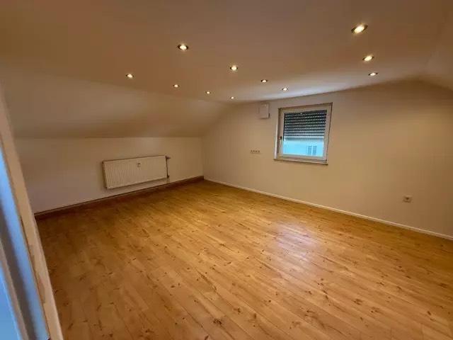 Dachgeschoßwohnung Alteglofsheim - 3 Zimmer, 90 m&sup2;, 1.100&euro; | Angebot:26250546