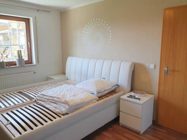 Frei: Schöne Wohnung (2ZKB, etc.) mit Balkon + Inventar, 1. OG, mit Duplex-Parkplatz, in guter Lage!