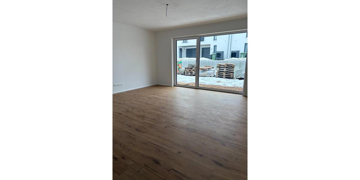 Reihenhaus Neutraubling - 5 Zimmer, 150 m&sup2;, 1.900&euro; | Angebot:24915467