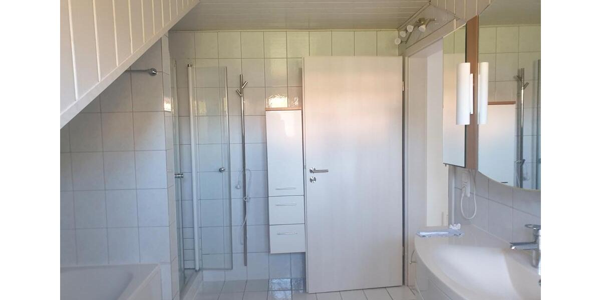 Dachgeschoßwohnung Neutraubling - 3.5 Zimmer, 102 m&sup2;, 800&euro; | Angebot:26338928