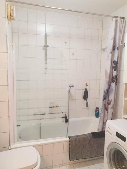 Frei: Schöne Wohnung (2ZKB, etc.) mit Balkon + Inventar, 1. OG, mit Duplex-Parkplatz, in guter Lage!