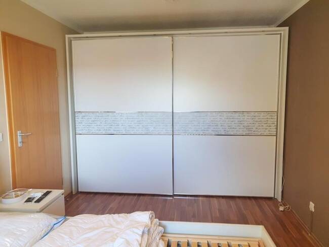 Frei: Schöne Wohnung (2ZKB, etc.) mit Balkon + Inventar, 1. OG, mit Duplex-Parkplatz, in guter Lage!