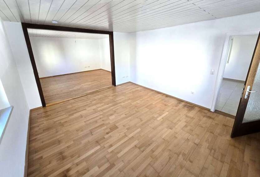 Haus zum Mieten in Alteglofsheim 1.200 € 184 m²