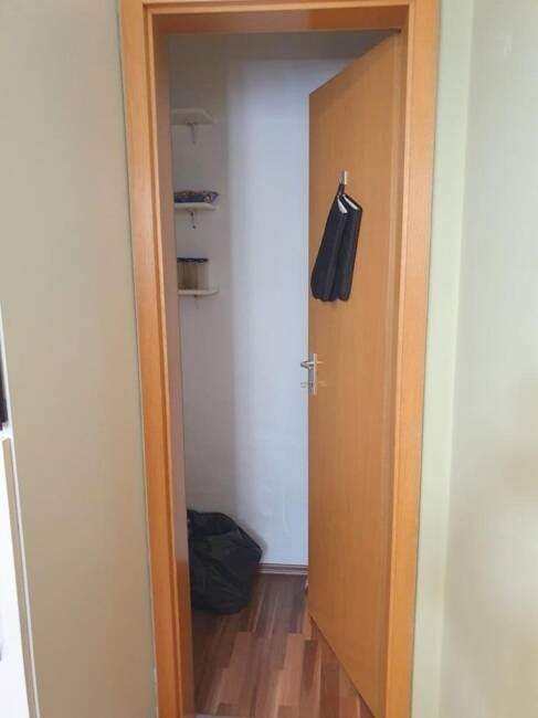 Frei: Schöne Wohnung (2ZKB, etc.) mit Balkon + Inventar, 1. OG, mit Duplex-Parkplatz, in guter Lage!