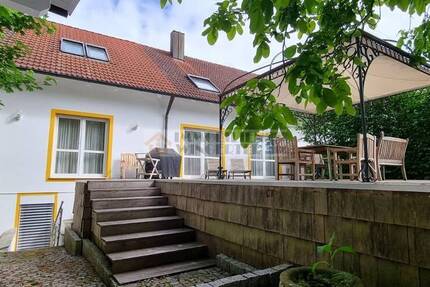 Aufwendig modern gestaltetes Einfamilienhaus in Grenzbauweise mit EinliegerWohnung