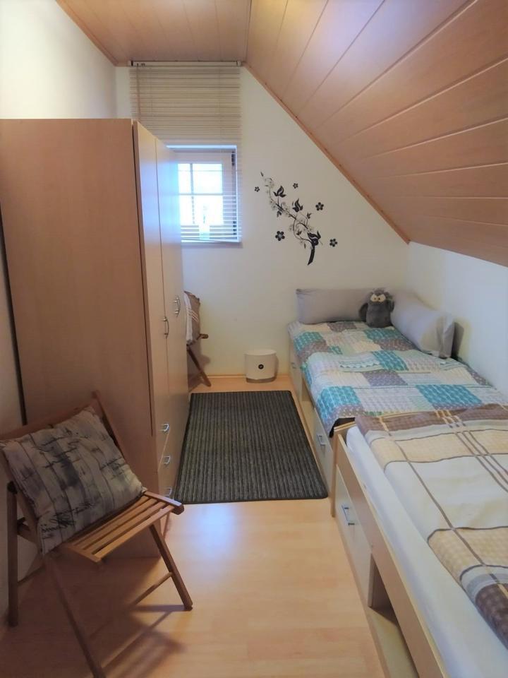 Kleine möblierte Wohnung im Dachgeschoss