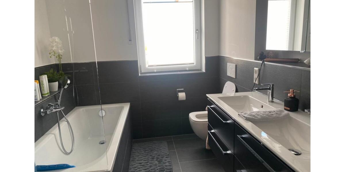 Hochwertige Wohnung 1.OG, 90qm , 3 Zimmer, Balkon, 2 TG Stellpl 3 zimmer