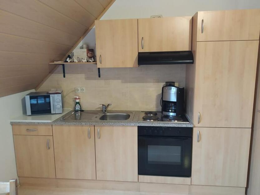 Kleine möblierte Wohnung im Dachgeschoss