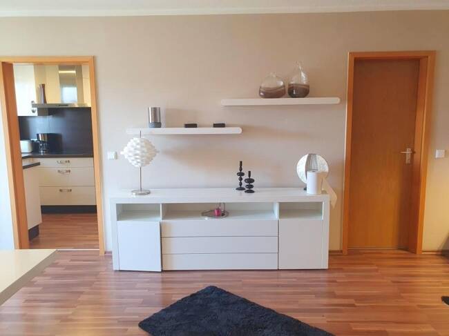 Frei: Schöne Wohnung (2ZKB, etc.) mit Balkon + Inventar, 1. OG, mit Duplex-Parkplatz, in guter Lage!
