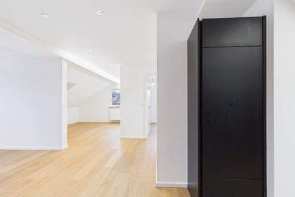 Moderne Dachgeschosswohnung in saniertem Dreifamilienhaus 3 zimmer