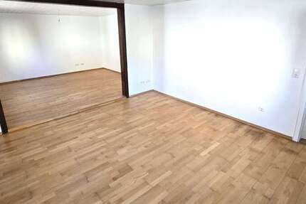 Haus zum Mieten in Alteglofsheim 1.200 € 184 m²