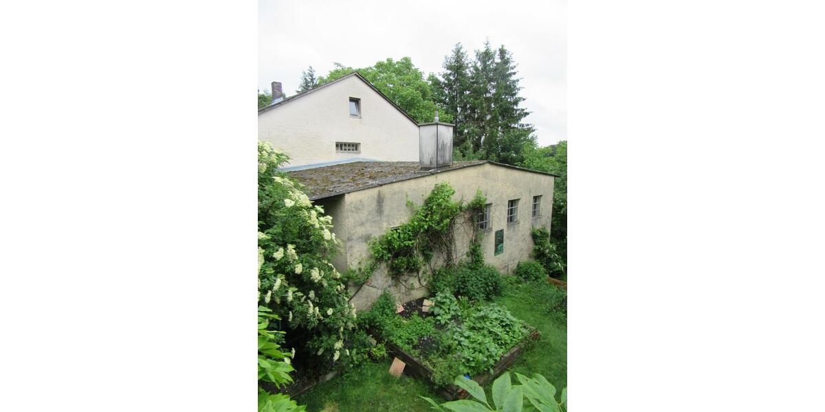 Großes, grünes Grundstück mit Altbau (Wohnhaus und Nebengebäude) 6 zimmer