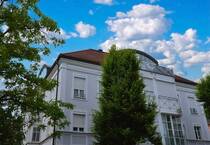 Stilvolle, freie 2,5-Zi.-Galerie-Whg. mit Einbauküche und 3 Balkonen im inneren Westen von Regensburg
