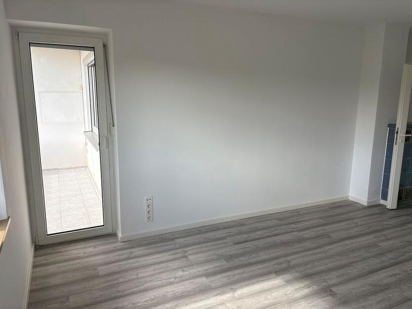 Erstbezug nach Renovierung - helle 2 Zimmer Wohnung mit Balkon