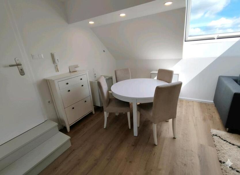 Moderne möblierte 2-Zimmer-DG-Wohnung mit Klimaanlage in Kürn!
