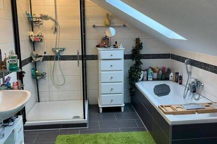 Helle und attraktive DG-Wohnung mit zwei Stellplätzen und Gartenanteil !!!