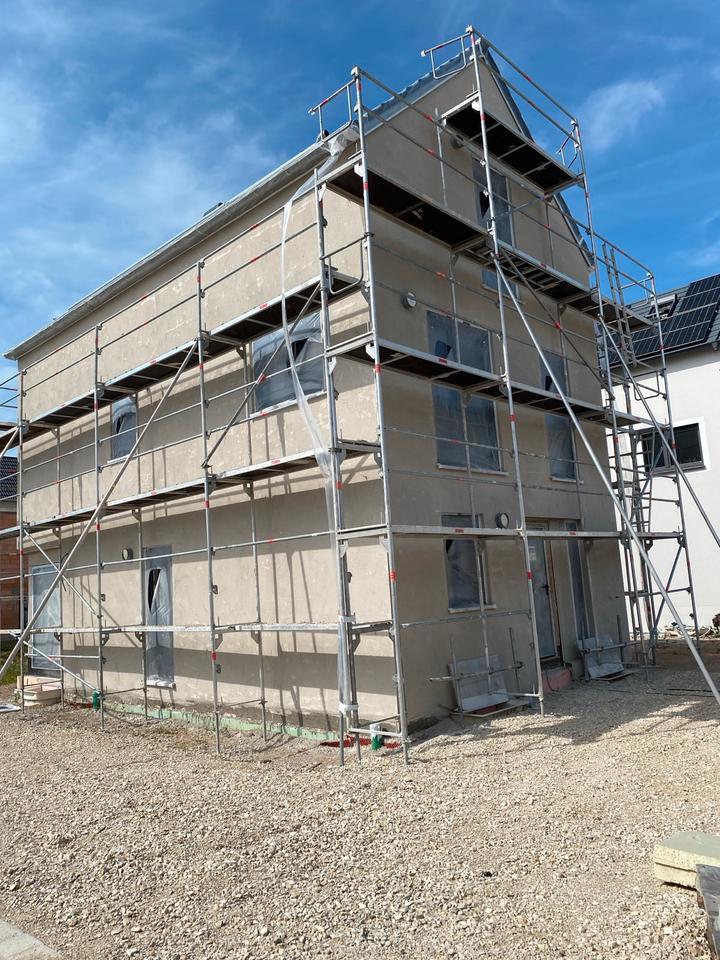 Helles, energieeffizientes, freistehendes Haus mit großem Garten