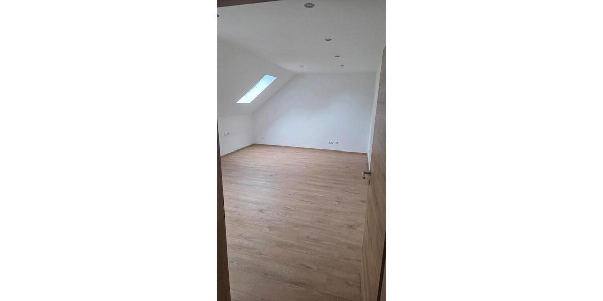 Dachgeschoßwohnung Hemau - 3 Zimmer, 120 m&sup2;, 1.140&euro; | Angebot:26357921