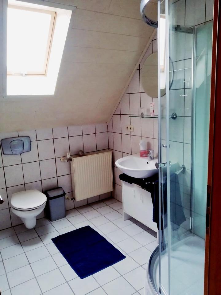 Kleine möblierte Wohnung im Dachgeschoss