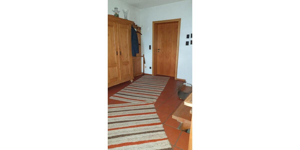 Erdgeschoßwohnung Neutraubling - 3 Zimmer, 125 m&sup2;, 1.200&euro; | Angebot:27605126