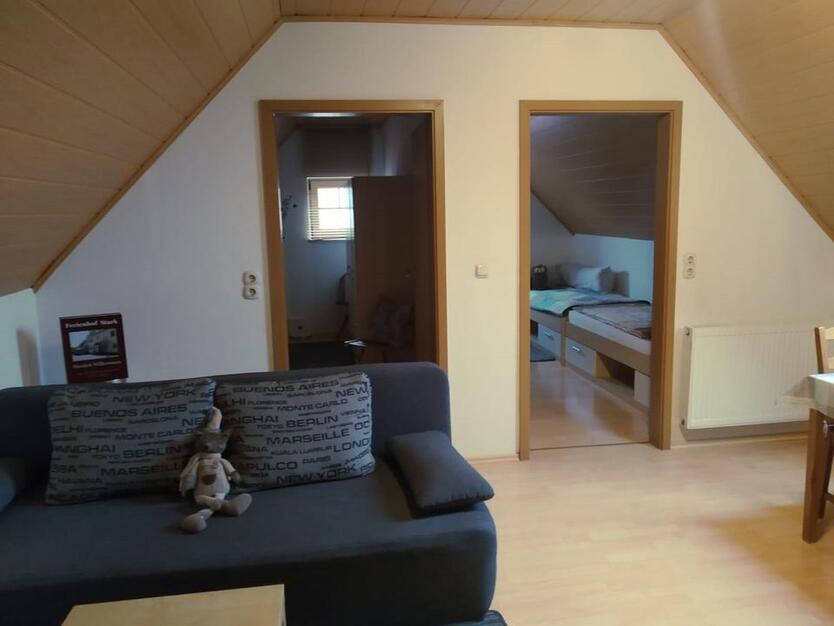 Kleine möblierte Wohnung im Dachgeschoss