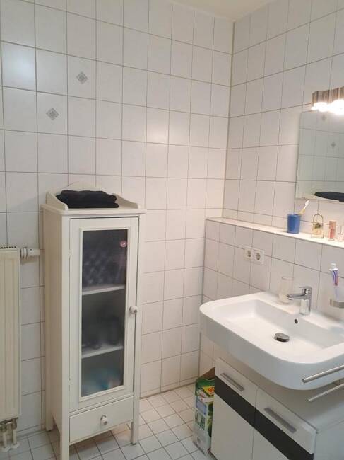 Frei: Schöne Wohnung (2ZKB, etc.) mit Balkon + Inventar, 1. OG, mit Duplex-Parkplatz, in guter Lage!
