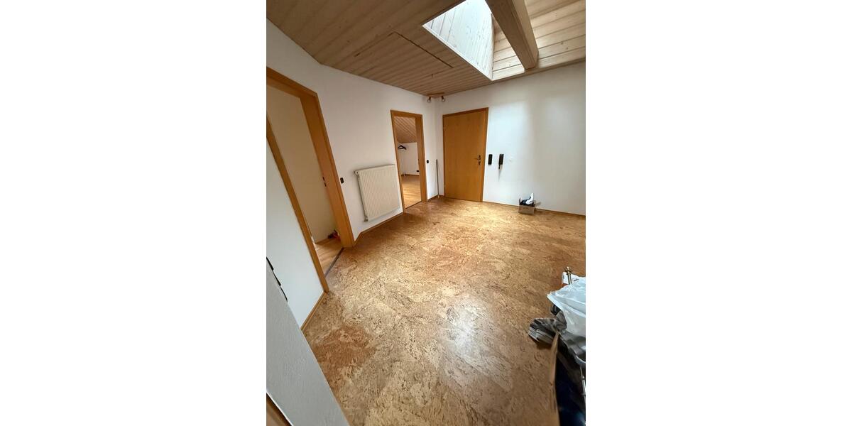Dachgeschoßwohnung Wenzenbach - 3 Zimmer, 131 m&sup2;, 950&euro; | Angebot:24840053
