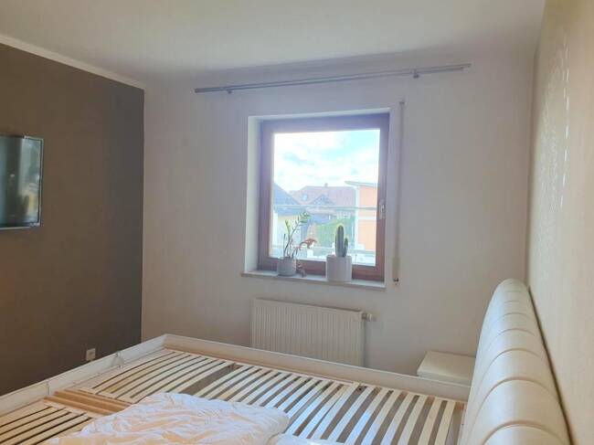 Frei: Schöne Wohnung (2ZKB, etc.) mit Balkon + Inventar, 1. OG, mit Duplex-Parkplatz, in guter Lage!