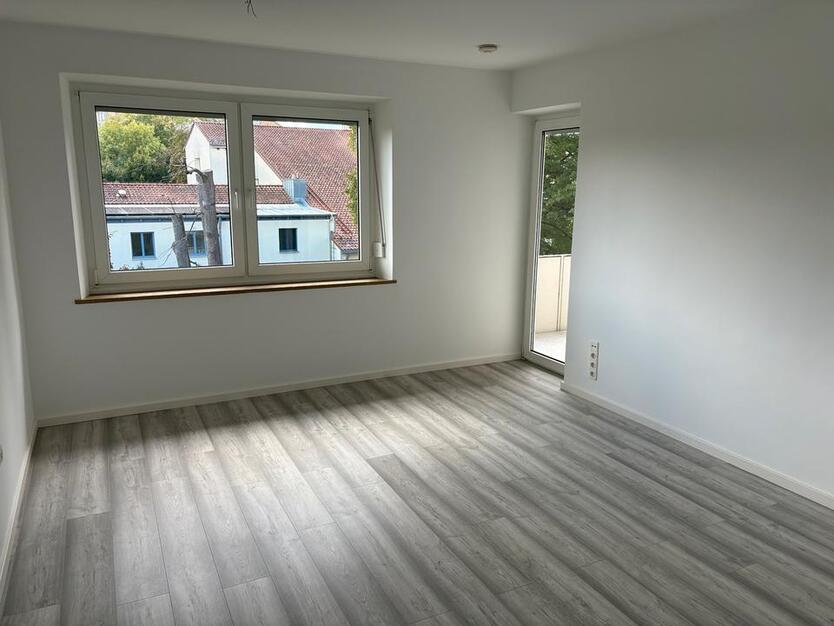 Erstbezug nach Renovierung - helle 2 Zimmer Wohnung mit Balkon