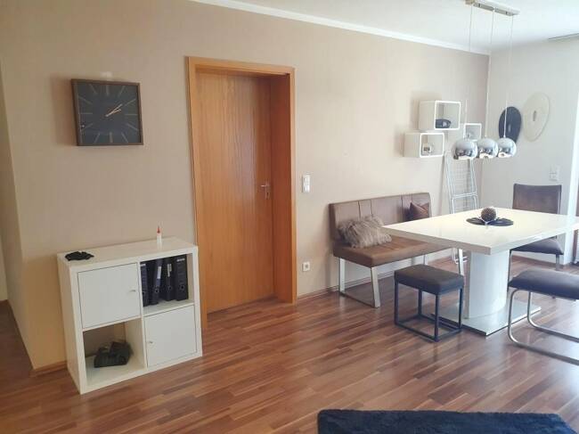 Frei: Schöne Wohnung (2ZKB, etc.) mit Balkon + Inventar, 1. OG, mit Duplex-Parkplatz, in guter Lage!