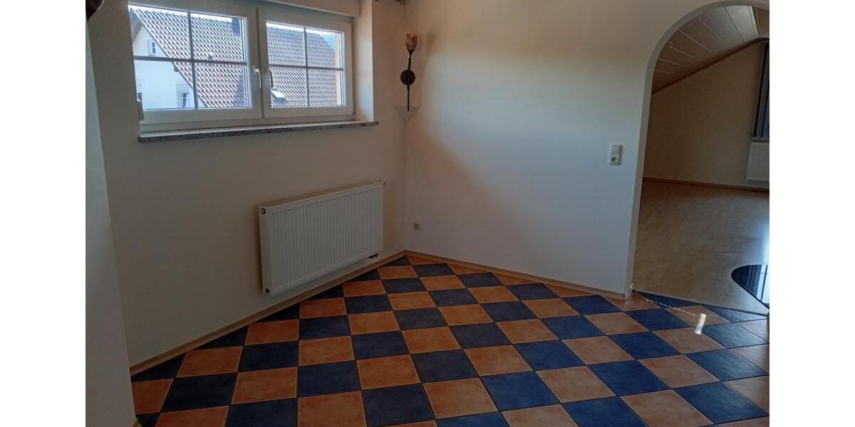 Helle, geräumige Dachgeschosswohnung mit 78 qm in Reichenbach 3 zimmer