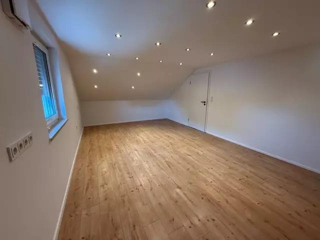 Dachgeschoßwohnung Alteglofsheim - 3 Zimmer, 90 m&sup2;, 1.100&euro; | Angebot:26250546