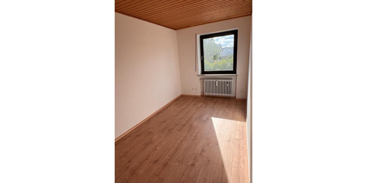 Etagenwohnung Sünching - 3 Zimmer, 80 m&sup2;, 900&euro; | Angebot:26568432