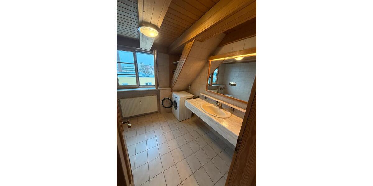 Möblierte 2-Zimmer-Galeriewohnung im Dachgeschoss in Regensburg 2 zimmer