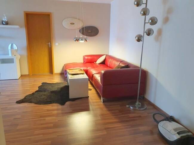 Frei: Schöne Wohnung (2ZKB, etc.) mit Balkon + Inventar, 1. OG, mit Duplex-Parkplatz, in guter Lage!