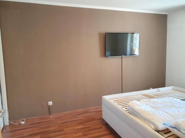 Frei: Schöne Wohnung (2ZKB, etc.) mit Balkon + Inventar, 1. OG, mit Duplex-Parkplatz, in guter Lage!