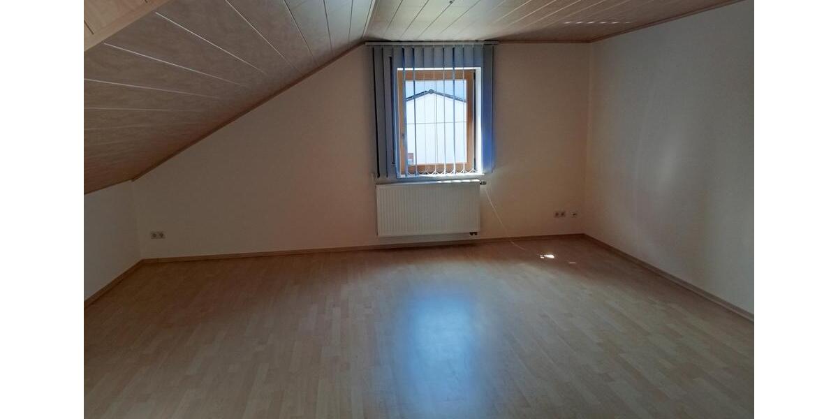 Helle, geräumige Dachgeschosswohnung mit 78 qm in Reichenbach 3 zimmer