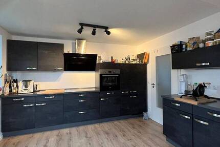 Helle und attraktive DG-Wohnung mit zwei Stellplätzen und Gartenanteil !!!