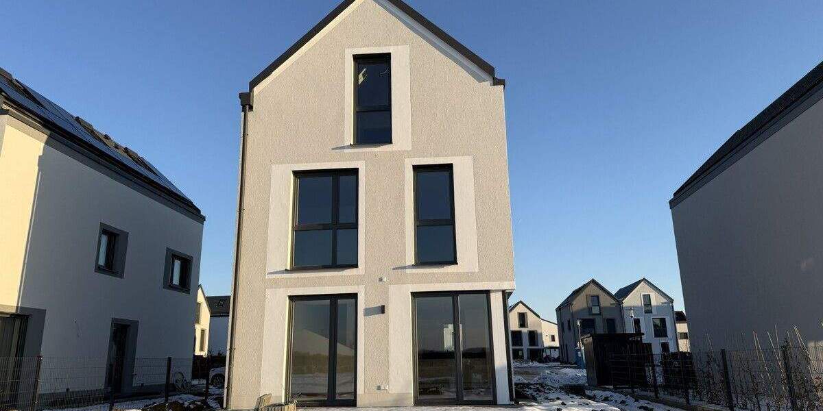 Einfamilienhaus Köfering - 4 Zimmer, 150 m&sup2;, 2.100&euro; | Angebot:25702670