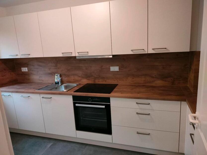 Neu renoviertehelle 2-Zimmerwohnung m. EBK (1.050€ Warmmiete)