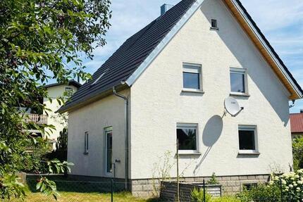 Zweifamilienhaus mit Garten, 2 Garagen und Vollkeller