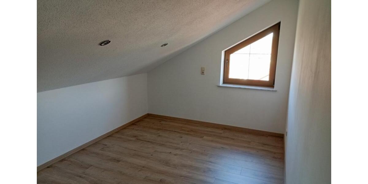 Helle, geräumige Dachgeschosswohnung mit 78 qm in Reichenbach 3 zimmer